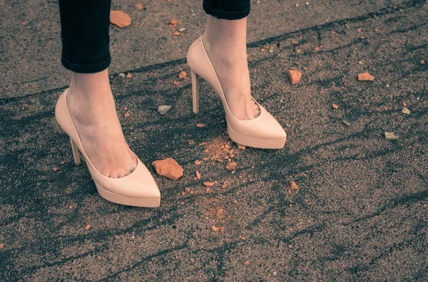 Σέξι γυναικεία πόδια σε μοντέρνα παπούτσια μπεζ σε ψηλά τακούνια — Φωτογραφία Αρχείου