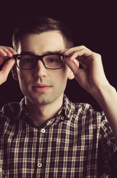 Chico joven, nerd en gafas y camisa a cuadros de moda — Foto de Stock