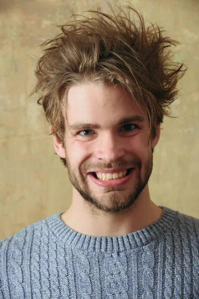 Homem bonito feliz com barba no rosto e cabelo elegante — Fotografia de Stock