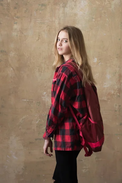 スタイリッシュな赤い格子縞のシャツにバックパックで美しい少女 — ストック写真
