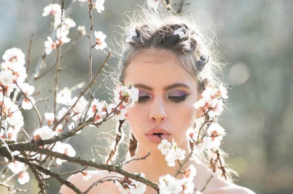 Ragazza in fiore di albicocca o ciliegia bianca fioritura primaverile — Foto Stock