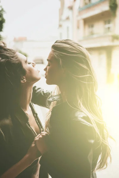 Дві сексуальні жінки обіймаються сонячним днем — стокове фото