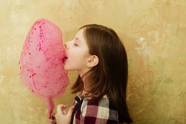 Bambino o ragazza mangiare delizioso zucchero filato — Foto Stock