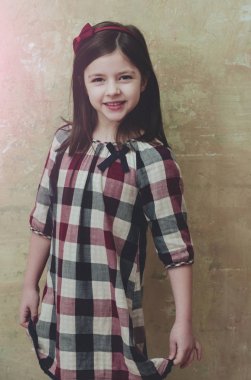 Çok güzel gülümseme güzel elbiseyle poz ile gülümseyen kız