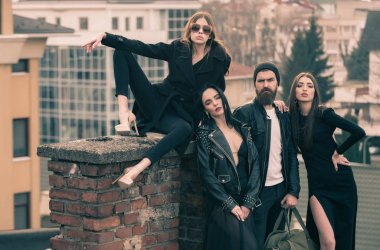 Şirin kızlar yakışıklı adamla birlikte çatı üzerinde zaman harcamak