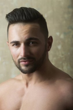 Yakışıklı, şık saç ve tıraşsız yüzü ile spor modeli