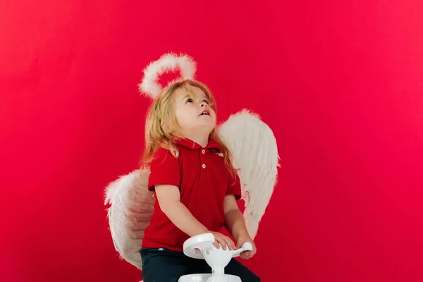 挨拶のバレンタインのための赤の背景に天使幸せな少年 — ストック写真