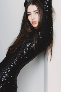 Pullu siyah elbiseli güzel ince model