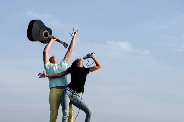 Zespół muzyczny mężczyzny i kobiety z gitara, mikrofon — Zdjęcie stockowe