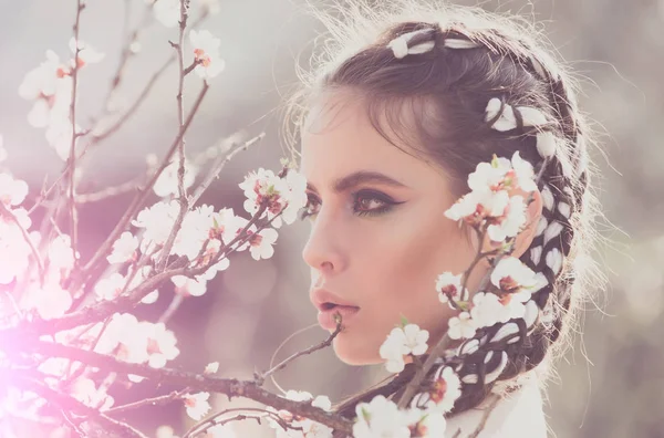 Girl and flowerss — Stock Photo, Image