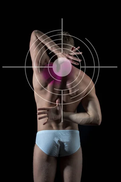 Mann leidet unter Schulterschmerzen im Stehen vor schwarzem Hintergrund — Stockfoto
