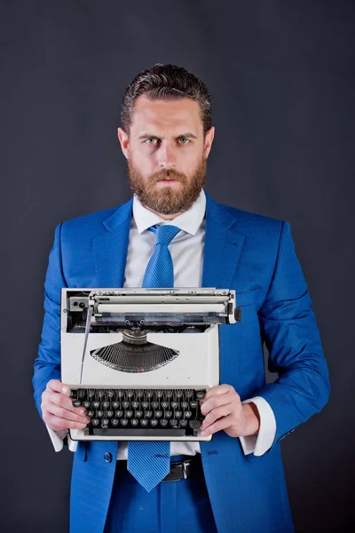 Hombre con máquina de escribir en traje de negocios de moda — Foto de Stock