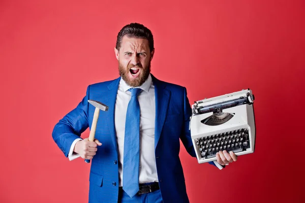 Hombre de negocios, hombre de negocios agresivo con máquina de escribir y martillo — Foto de Stock
