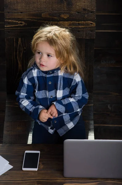 Criança, menino de negócios pequeno com telefone e computador no escritório — Fotografia de Stock