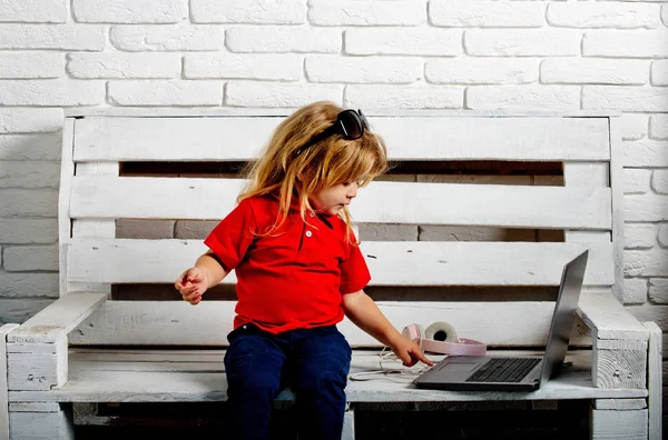 Enfant ou petit garçon avec ordinateur portable et écouteurs — Photo