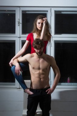 Güzel kız sakallı adam ya da seksi vücut geliştirmeci sarılma