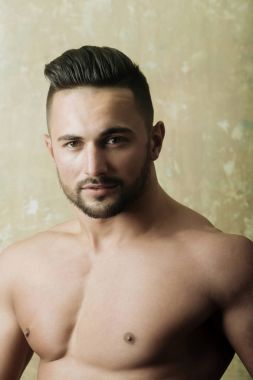 Atletik yakışıklı gösterilen göğüs uygun