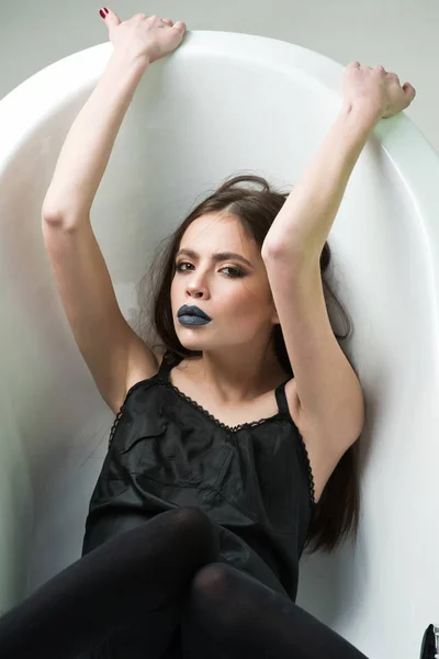 긴 머리에 검은 립스틱 목욕을 한 여자 — 스톡 사진