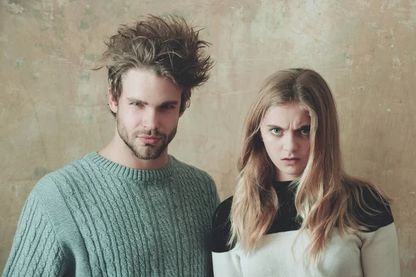 Genç çift ya da bej renkli arka plan üzerinde ciddi kadın ve erkek