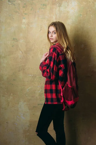 バックパックと赤い格子縞シャツの美しい少女 — ストック写真