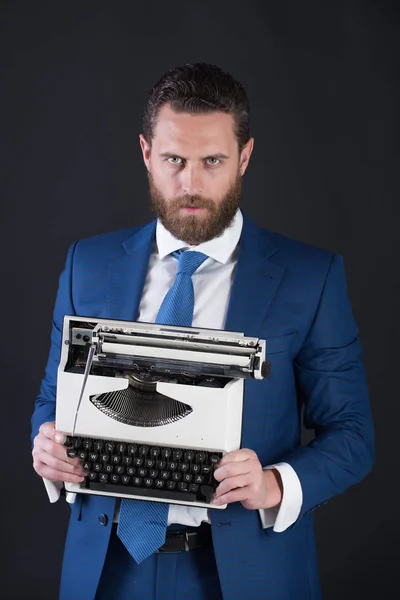Hombre con máquina de escribir en traje de negocios de moda — Foto de Stock