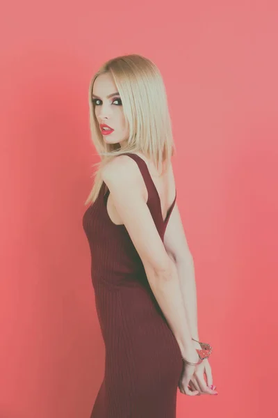 Dziewczyna z kajdanek, sexy blond kobieta z czerwonymi ustami — Zdjęcie stockowe