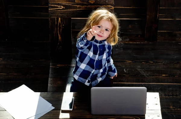 Niño, chico de la pequeña empresa con teléfono y computadora en la oficina — Foto de Stock