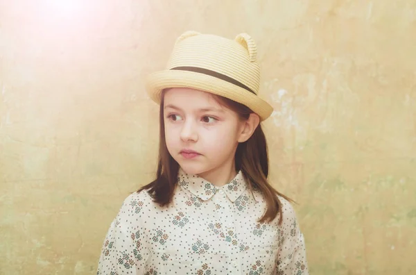 Retrato de chica con lindo en sombrero retro — Foto de Stock