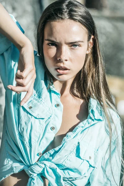 Menina bonito com longo, cabelo morena vestindo sexy, camisa azul — Fotografia de Stock