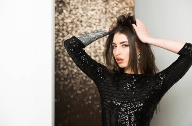 moda modeli dövme ile poz pullu siyah elbiseli