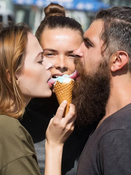 Amigos comiendo sabroso helado cono — Foto de Stock