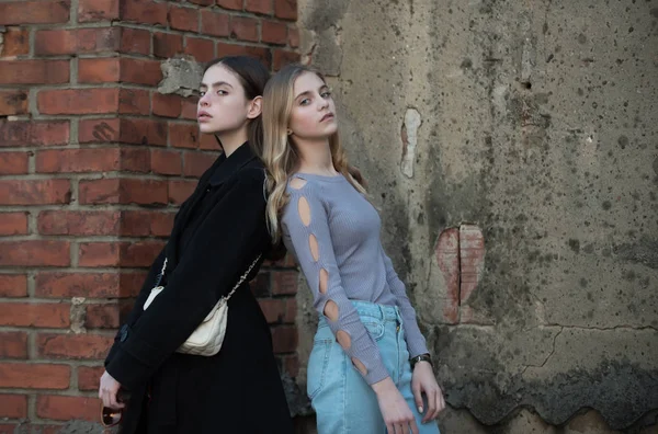Kızlar dokulu tuğla duvar, güzellik ve moda — Stok fotoğraf