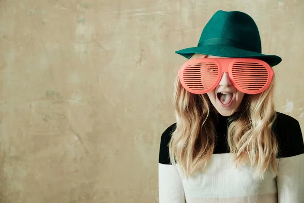 Ευτυχισμένος κορίτσι χαριτωμένο μόδας με αστεία γυαλιά και καπέλο πράσινο — Φωτογραφία Αρχείου
