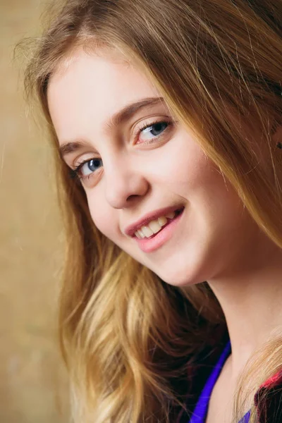 Vackra glada leende tjej med blont hår — Stockfoto