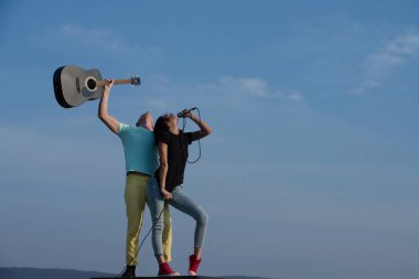 Mavi gökyüzü masaya performans müzisyenlerin Romantik Çift