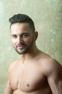 Seksi yakışıklı adam gösteren kas göğüs