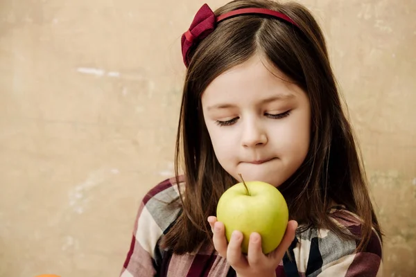 Niedliches Mädchen mit entzückendem Gesicht, das Vitamin Apfel isst — Stockfoto