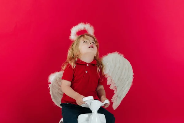 Anjo menino feliz no fundo vermelho para saudação valentine — Fotografia de Stock