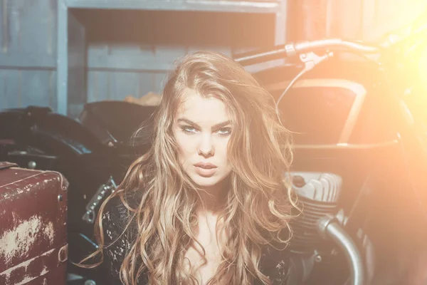 금속 오토바이에 앉아 섹시 한 패션 모델 — 스톡 사진