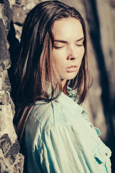 Femme avec les yeux tristes sur joli visage — Photo