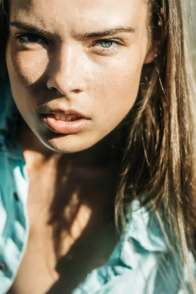 Mooi meisje met schattig, freckled gezicht — Stockfoto