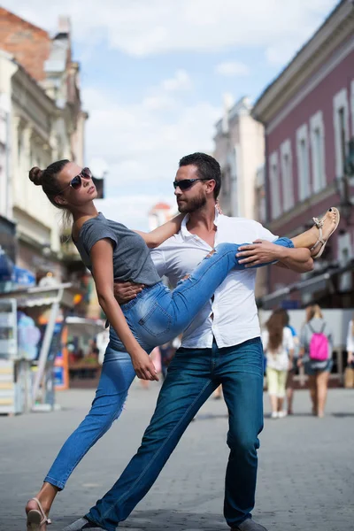 Incontri, bella ragazza e bell'uomo ballare sulla strada della città — Foto Stock