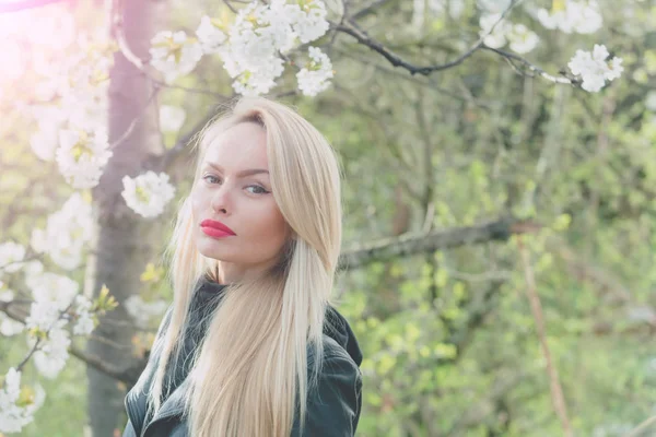 Ładna dziewczyna z czerwonymi ustami i blond włosy w kwiat — Zdjęcie stockowe
