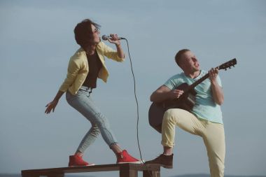 sevgi dolu Çift bant, kadın şarkıcı ve gitar ile adam