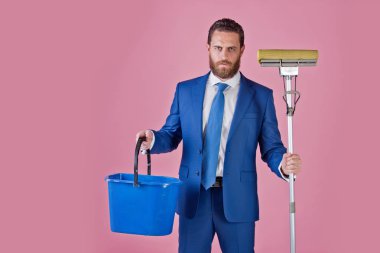 iş ve ev, moda, yakışıklı veya süpürge ile işadamı