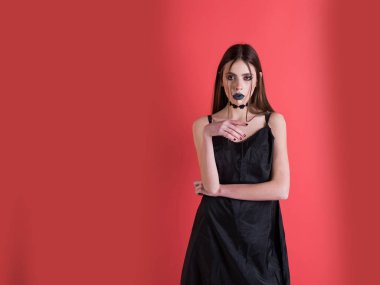 Kız elbiseli güzel saç modeli ile siyah makyaj vardır