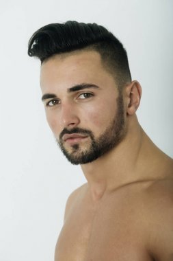 Tıraşsız yüzü, sakal ve şık saç ile yakışıklı seksi adam