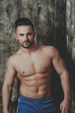 Seksi uygun adam şık sakal ve saç