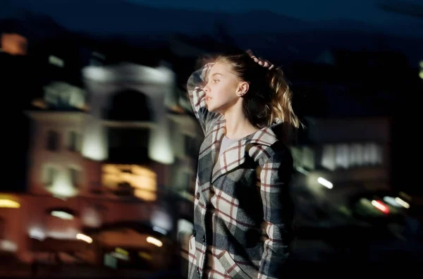 Gece şehir kız, siyah montlu sarışın genç model ile — Stok fotoğraf
