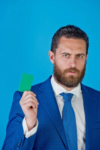 Homem com cartão de visita em branco — Fotografia de Stock